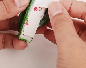 Dettaglio dell'adesivo 3M sul gancio a cactus per un'installazione facile senza chiodi