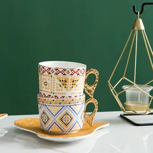 Service à café en céramique style européen avec poignées dorées et motifs géométriques