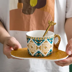 Service à café en céramique style européen avec anse aile d'ange et soucoupe jaune