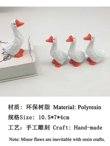 Détail de quatre figurines d'oie en résine blanche sculptées à la main pour décoration d'intérieur