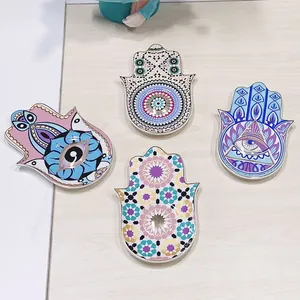 Vista dettagliata di quattro vassoi per gioielli Hamsa in ceramica con motivi mandala malocchio