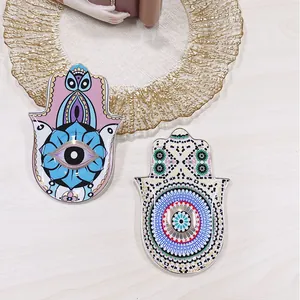 Dettaglio vassoio portagioielli Mano di Fatima in ceramica con occhio e mandala