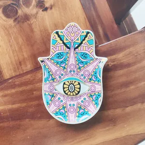 Gedetailleerd bovenaanzicht van een keramische Hamsa-hand met Mandala- en Evil Eye-patroon