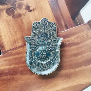 Bovenaanzicht van Hamsa Hand keramische schaal met gouden mandala en boze oog motief