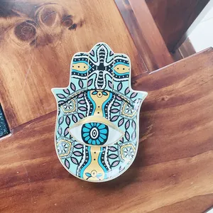 Detail van Hamsa keramische sieradenschaal met kleurrijke evil eye boho patronen