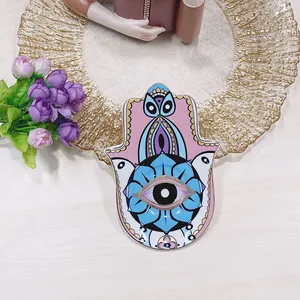 Dettaglio vassoio portagioie Mano di Fatima in ceramica con motivo Evil Eye colorato