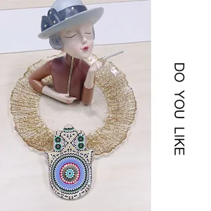 Vista dall'alto di un vassoio Hamsa in ceramica con motivo mandala colorato