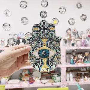 Keramische Hamsa hand sieradenschaal met boze oog patroon en gouden etnische details