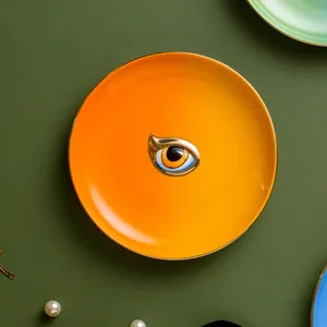 Λεπτομέρεια κεραμικού δίσκου Evil Eye με ζωντανό πορτοκαλί φινίρισμα και χρυσό χείλος