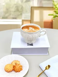 Détails du service à café en céramique rétro avec des motifs floraux en relief