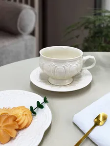 Vue détaillée du service à café en céramique gaufrée de style britannique pour le goûter