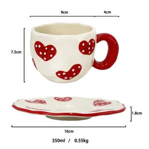 Détail de la tasse en céramique à motifs de cœurs avec dimensions et anse rouge
