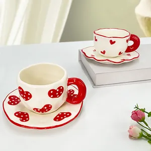 Service à café en céramique fait main avec motifs de cœurs rouges et larges anses