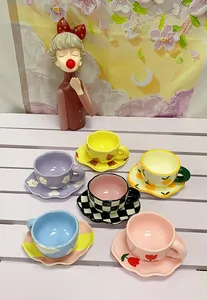 Détail de tasses et soucoupes en céramique faites à la main avec motifs floraux