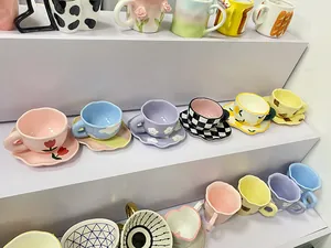 Divers ensembles de tasses à café et soucoupes en céramique aux motifs pastel variés