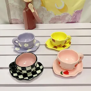 Mug Et Soucoupe en Céramique Artisanale de Style INS Coréen Motifs à Damiers Coeur Fleur Bordure Ondulée Irrégulière Tasse à Café Décoration de Thé l'Après-midi pour la Maison Cadeau