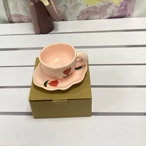 Vue détaillée d'un ensemble de café en céramique rose avec tulipes et soucoupe ondulée