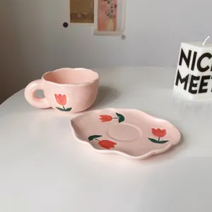 Service à café en céramique rose à motif tulipe avec tasse et soucoupe ondulée