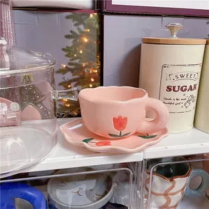 Détail de la tasse à café en céramique tulipe rose avec soucoupe en forme de pétale