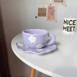 Set de tasse à café en céramique mauve avec motif floral et texture ondulée faite main