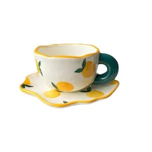 Service à café en céramique blanc crème avec motifs citrons et anse verte élégante