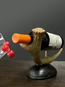 Detail van het gewei wijnrek met realistische textuur en een matzwarte basis