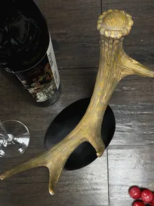 Detail van een hars wijnrek in de vorm van een gewei met vintage gouden textuur