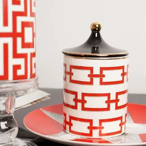 Pot à bougie géométrique en céramique avec motif chaîne rouge et poignée sphère dorée