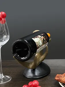 Artistieke bronzen wijnfleshouder met handontwerp op een zwarte basis decoratie