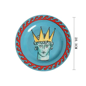 Dettaglio del piatto in ceramica da 20,3 cm con ritratto reale blu e bordo rosso a onde