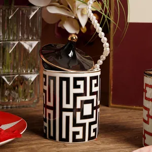Bocal à Bougie Parfumée en Céramique de Luxe Avec Couvercle Bordure Dorée Motif Méandre Géométrique Chaîne Bocal de Rangement Décoratif