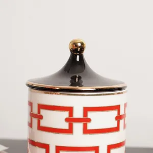 Gros plan détaillé d'un pot en céramique géométrique de luxe avec poignée dorée et motif rouge