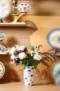 Artistieke keramische Evil Eye vazen en decoratie op een houten boekenplank