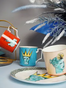 Dettaglio di tazze in ceramica artistica con ritratto e bordi dorati fatti a mano