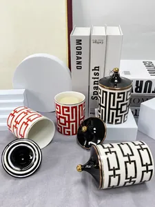 Détail de pots à bougies parfumées en céramique géométrique avec accents dorés