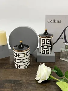 Vue détaillée de pots en céramique géométriques avec dorure et motifs noirs sur bois