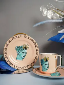 Dettaglio del set di piatti in ceramica con ritratto greco e bordi in oro