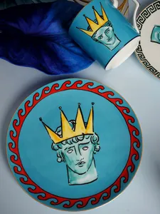 Dettaglio del set di stoviglie in ceramica azzurra con arte scultorea greca e bordo a onde