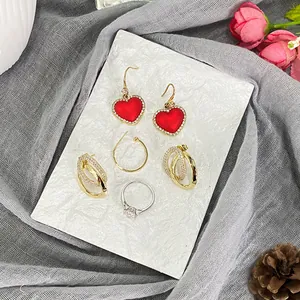 Bandeja creativa de resina para joyas con pendientes de corazón y anillos decorativos