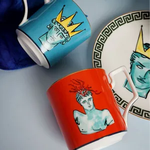 Set tazza e piattino in ceramica Poseidon con ritratto d'arte e motivi a mosaico