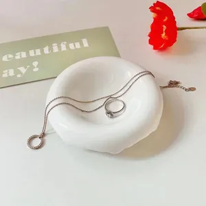 Dettaglio della collana in argento S925 con pendente e anello solitario abbinato