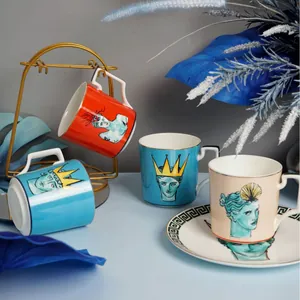 Set di tazze e piattini in ceramica neoclassica con motivi a corona d'oro e conchiglia