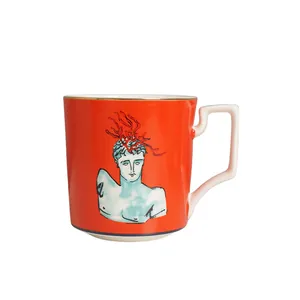 Tazza in ceramica rossa con scultura classica, motivi corallini e bordo dorato raffinato