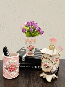 Dettaglio di rose in rilievo e perle su barattoli decorativi in stile retrò europeo