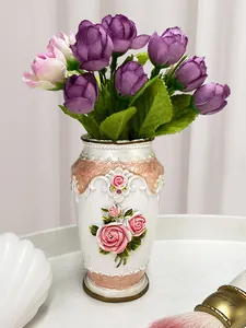 Dettaglio ravvicinato del vaso retrò europeo con rilievo di rose 3D e fiori viola