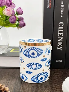 Detail der Keramikkerze mit blauem bösen Blick-Muster und elegantem Goldrand-Finish