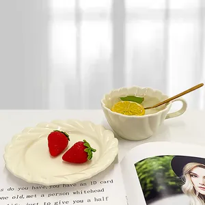 Service à café en céramique crème avec relief ondulé, soucoupe assortie et cuillère