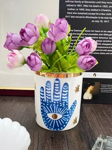 Detail der Keramik-Augenvase mit Fatima-Hand-Dekor und dekorativen Rosen