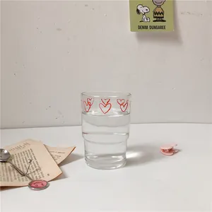 Dettaglio di tazza in vetro trasparente con cuori e base antiscivolo a gradini particolare
