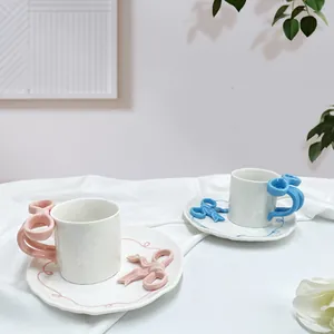 Set colazione in ceramica con piatto ondulato e tazza con fiocco 3D fatto a mano